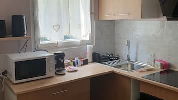 Réfrigérateur, micro-ondes, four, plaque de cuisson