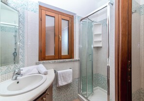 Shower, rainfall showerhead, hair dryer, bidet - Villas with private pool in Costa Rei (Muravera)
