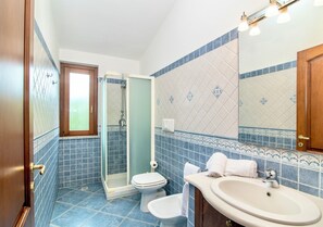 Douche, douche à « effet pluie », sÚche-cheveux, bidet