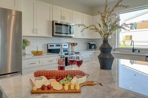 Micro-ondes, plaque de cuisson, lave-vaisselle, cafetière/bouilloire