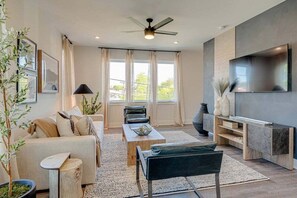 TV - Dolly's Bohemian Bliss 5627-29-31–Sleeps 22 (Nashville)