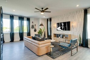 TV - Dolly's Bohemian Bliss 5627-29-31–Sleeps 22 (Nashville)