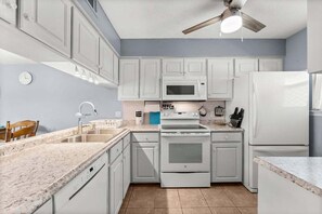 Mikrobølgeovn, kokeplater, oppvaskmaskin og kaffetrakter/tekoker