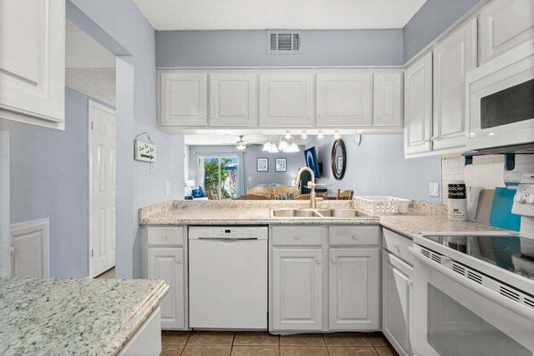 Mikrowelle, Herdplatte, Geschirrspüler