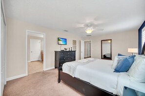 6 Schlafzimmer, laptopgeeigneter Arbeitsplatz, Bügeleisen/Bügelbrett