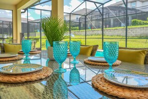 Outdoor dining - Elegant Family Home w/ Pool, Game Room, Themed Bedrooms (Kissimmee)