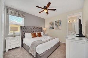 9 soverom, skrivebord, skrivebord for bærbar PC og strykejern/-brett