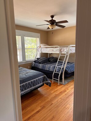 3 bedrooms, iron/ironing board, WiFi, bed sheets