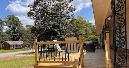 Relaxing 3 BR, 2 Bath Retreat Near ECU – Perfect for Families & Sports Fans!