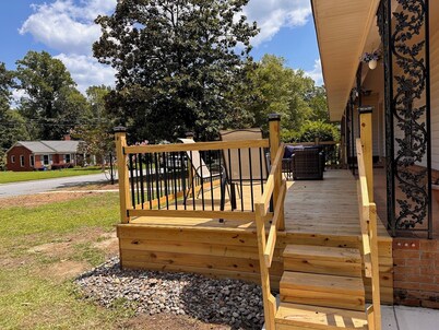 Relaxing 3 BR, 2 Bath Retreat Near ECU – Perfect for Families & Sports Fans!
