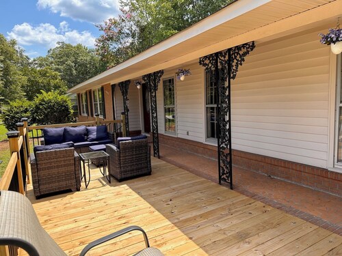 Relaxing 3 BR, 2 Bath Retreat Near ECU – Perfect for Families & Sports Fans!