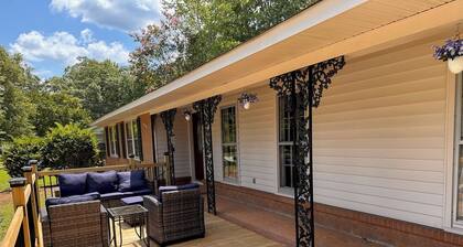 Relaxing 3 BR, 2 Bath Retreat Near ECU – Perfect for Families & Sports Fans!