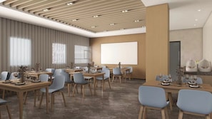 Comfort Double Room, City View | Ruang makan