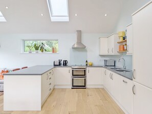 Kjøleskap, mikrobølgeovn, ovn og oppvaskmaskin