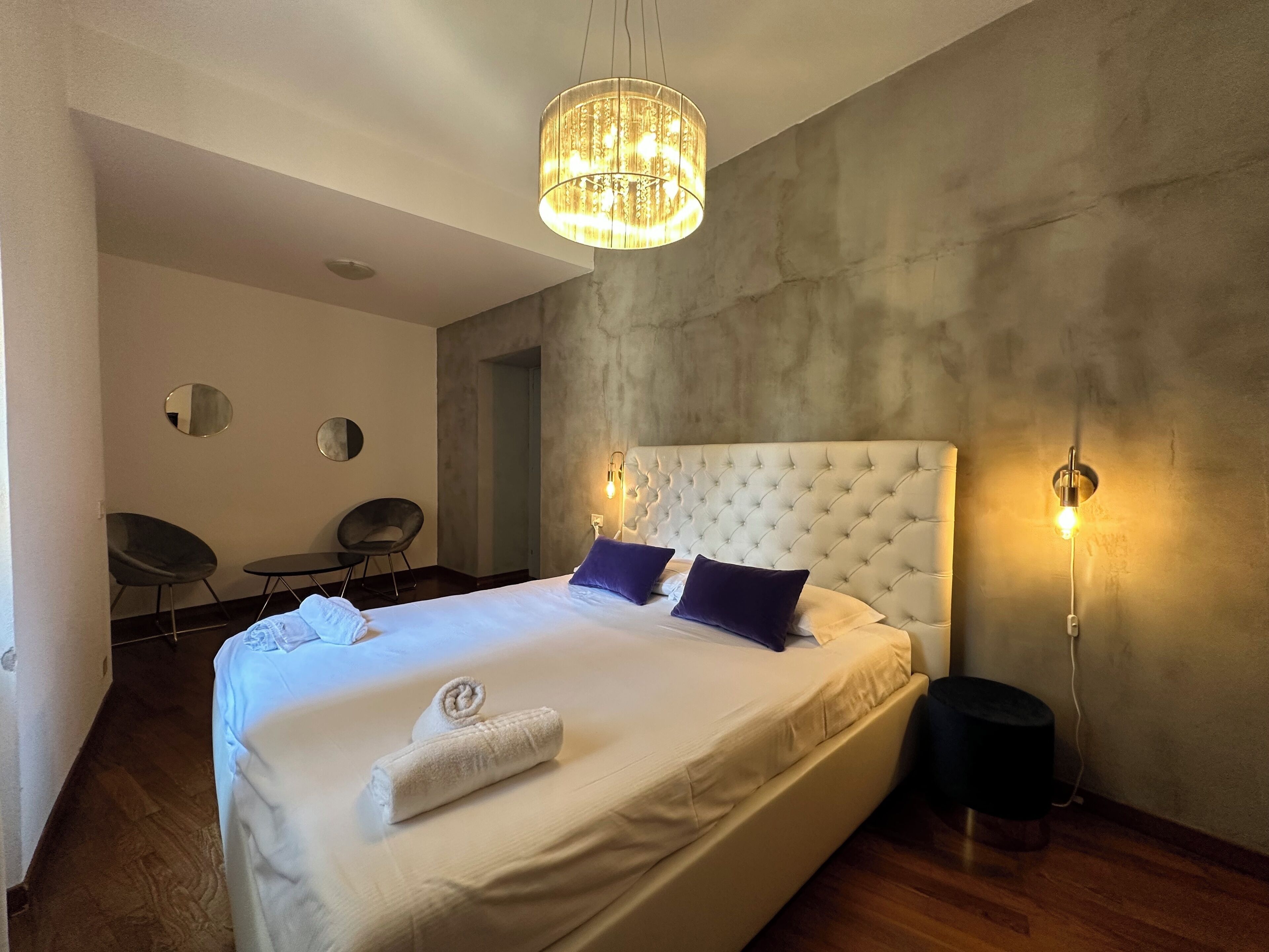 5 chambres, fer et planche à repasser, Wi-Fi, draps fournis