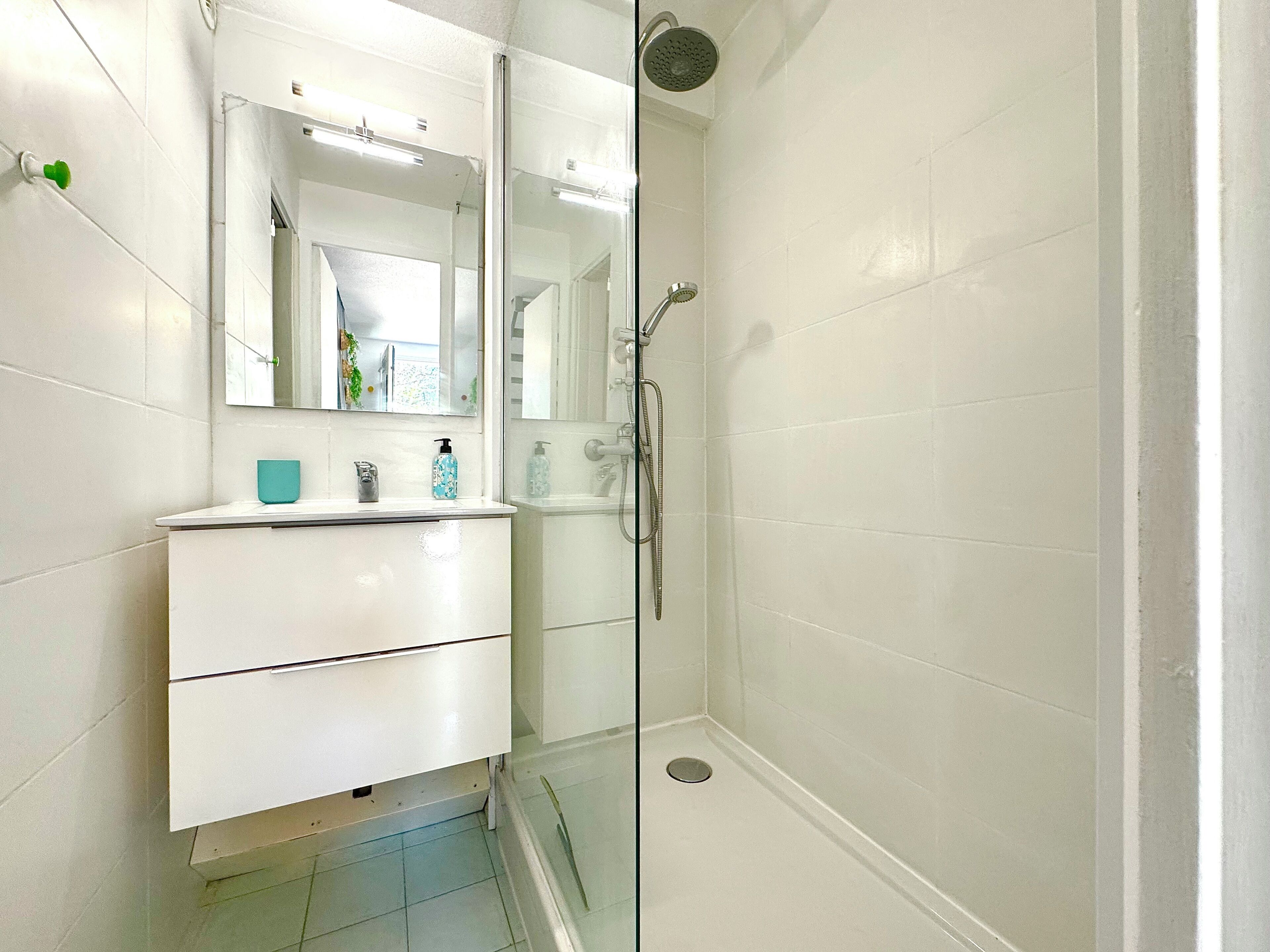 Regadera y papel de baño 