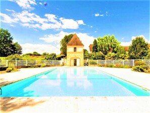 A swimming pool with a building in the background. - Caporizon-sarlat Carsac-aillac Maison Bord de Dordogne-piscine-clim-calme (Carsac-Aillac)