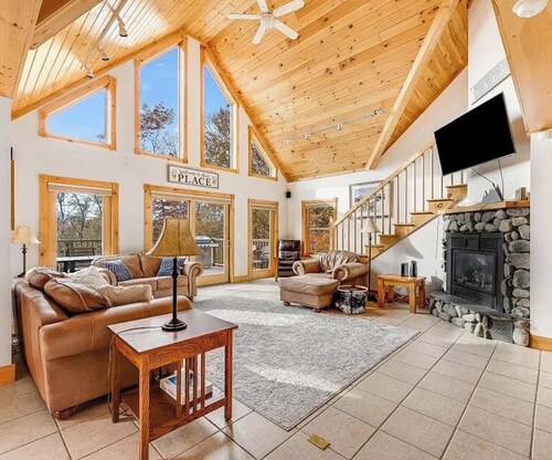 Mountain Haven: A cozy 5-bedroom chalet only 6 miles from Sugarloaf access road!
