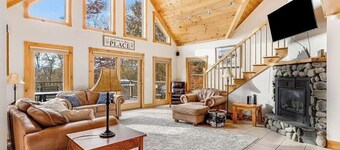 Mountain Haven: A cozy 5-bedroom chalet only 6 miles from Sugarloaf access road!