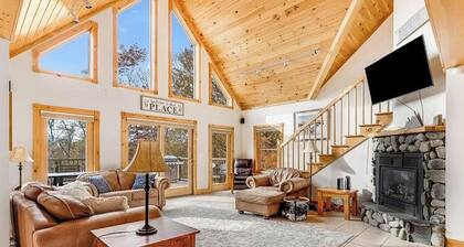 Mountain Haven: A cozy 5-bedroom chalet only 6 miles from Sugarloaf access road!