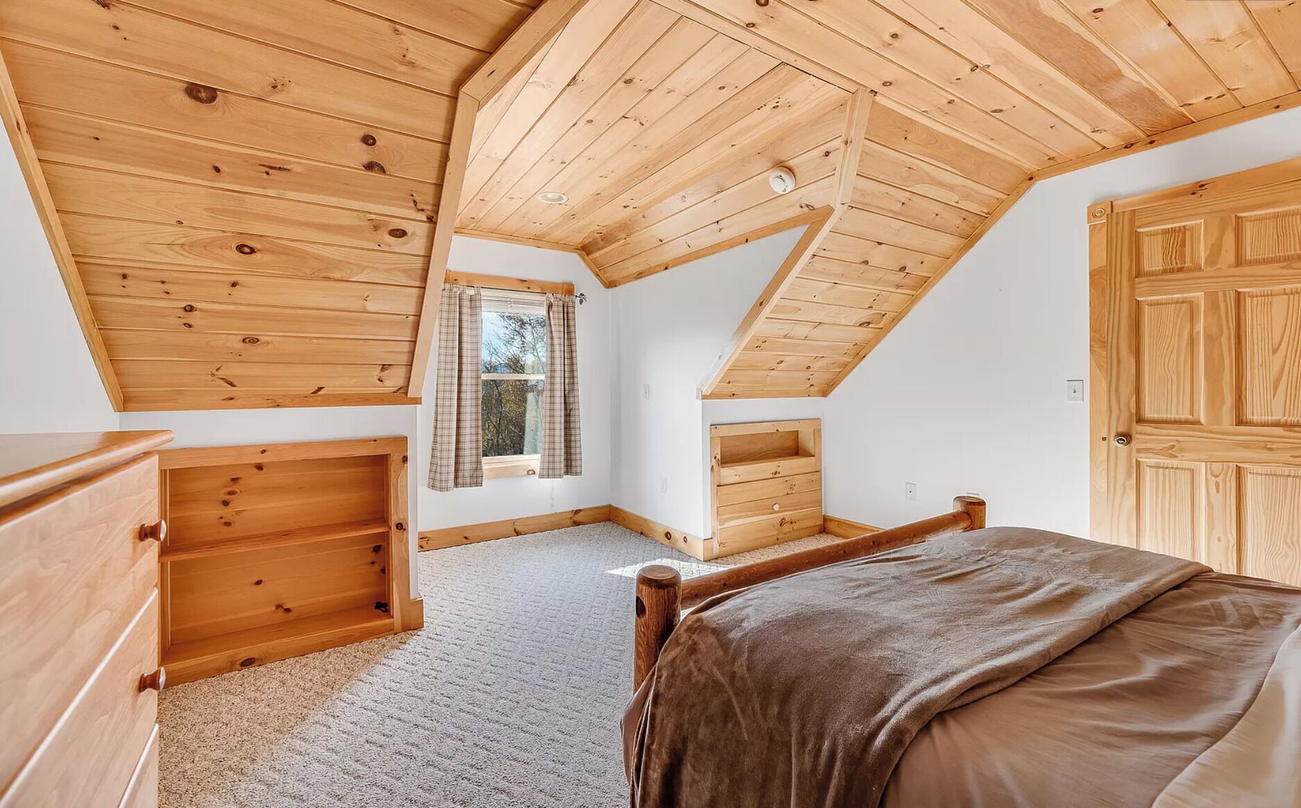 5 bedrooms, iron/ironing board, free WiFi, bed sheets