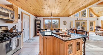 Mountain Haven: A cozy 5-bedroom chalet only 6 miles from Sugarloaf access road!