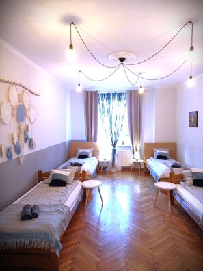 ห้องพักรวม, วิวเมือง | บริเวณนั่งเล่น