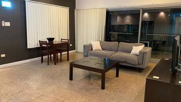 Apartemen, balkon, pemandangan kota | Area keluarga | TV layar datar
