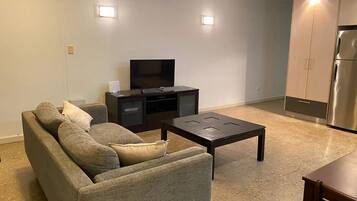 Apartemen, balkon, pemandangan kota | Area keluarga | TV layar datar