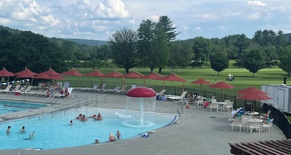 The Quechee Acorn! Cozy 2-bedroom condo near amazing amenities!