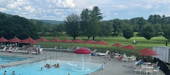 The Quechee Acorn! Cozy 2-bedroom condo near amazing amenities!