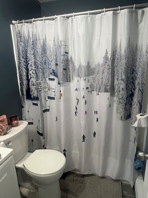 Sèche-cheveux, serviettes fournies, savon, shampoing