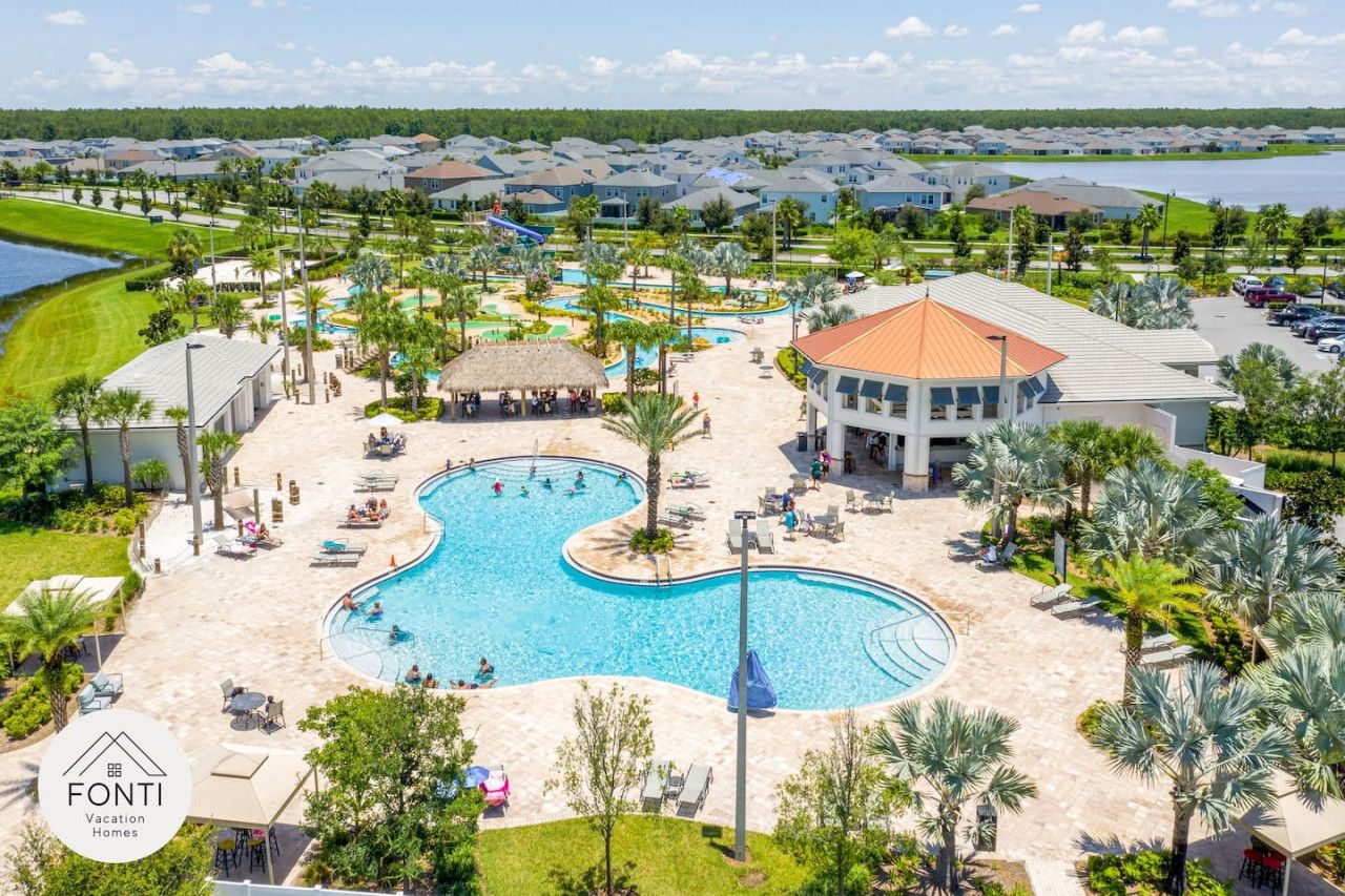 Ein Resort mit großem Schwimmbad, Liegebereichen und einer Wasserrutsche.
