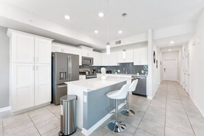 Køleskab, mikrobølgeovn, ovn, kogeplade