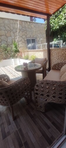 Cozy 2-bedroom, living room, garden, house  in Marmaris with AC, WiFi, Netflix 