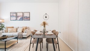 Un salon moderne avec un canapé, une table basse et une table à manger.