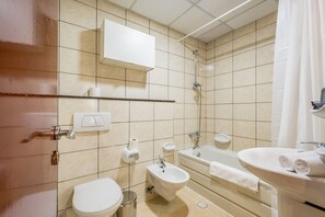 Een haardroger, handdoeken, zeep, shampoo