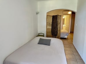 2 bedrooms, desk, iron/ironing board, bed sheets