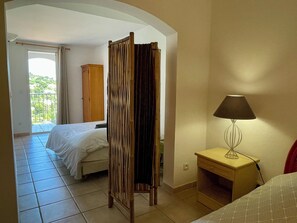 2 bedrooms, desk, iron/ironing board, bed sheets - Apartment n°2 near the beach - sea view + terrace (Le Lavandou)