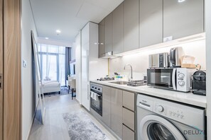 Fridge, microwave, oven, stovetop - Lovely Studio at Azizi Riviera 41 in Al Merkadh by Deluxe Holiday Homes (Dubai)
