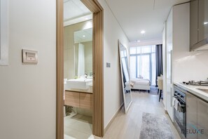 In-room safe, iron/ironing board, free WiFi, bed sheets - Lovely Studio at Azizi Riviera 41 in Al Merkadh by Deluxe Holiday Homes (Dubai)