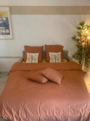 Tabla de planchar con plancha y ropa de cama 