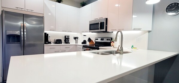 電子レンジ、オーブン、コンロ、食器洗い機