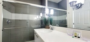 Secadora de cabello, toallas, jabón, papel de baño 
