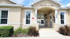 Een gebouw met een 'CLUBHOUSE' bord, een hek en een bord met daarop 'niet duiken'.