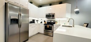 Een microgolfoven, een oven, een kookplaat, een vaatwasser