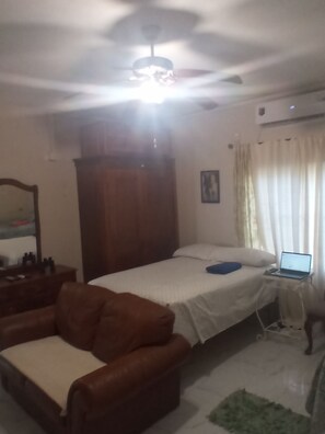 1 室のベッドルーム、アイロン / アイロン台、WiFi (無料)、ベッドシーツ