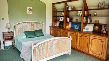 3 slaapkamers, een bureau, een strijkplank/strijkijzer, reisbedje