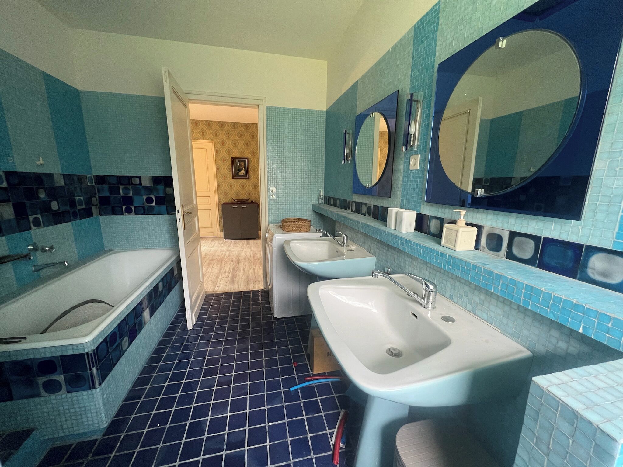 Een douche, een haardroger, handdoeken, zeep