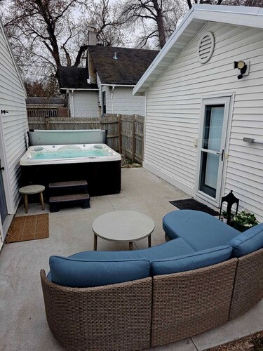 Book l Tiny House in Fargo l Minutes from NDSU l Hot tub & Detached Garage!